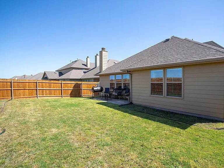 326 Hawthorn Dr — Photo 19