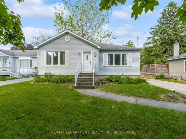 18 Bonavem Dr #1, Saint Catharines, ON L2N 1X8