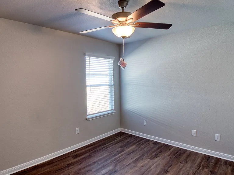 610 Hollyhock Dr — Photo 7