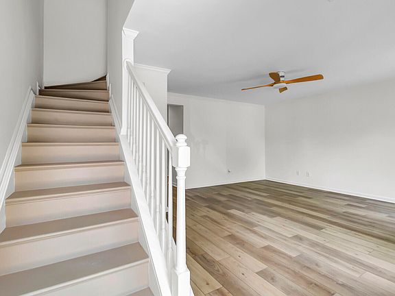 4th image of 3292 Queensgate Way