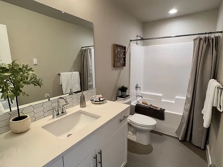 210 SW 17th St — Photo 5