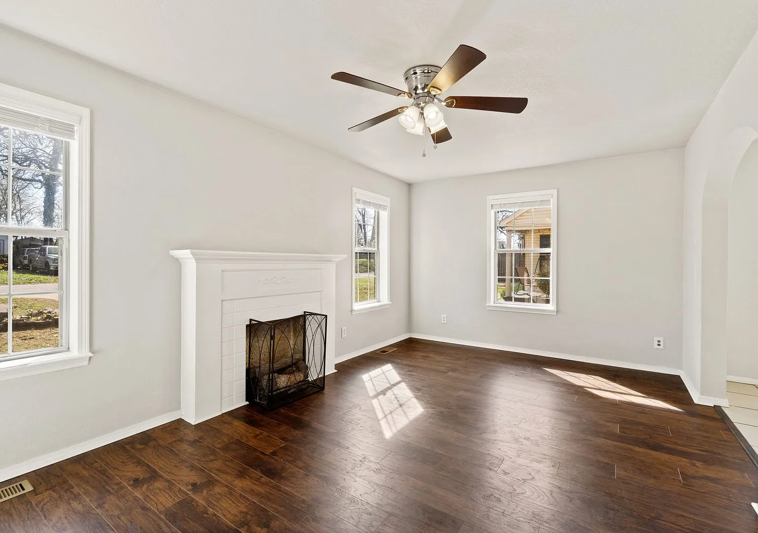 Gorgeous Remodeled Home - 2 Bed, 1 Bath, 1 Car Garage — Photo 2
