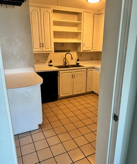 1400 Phoenix Dr — Photo 2