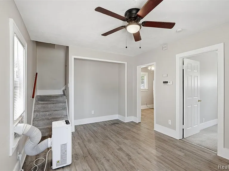 735 E Maxlow Ave — Photo 6