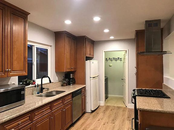 4th image of 2929 Royal Palm Dr