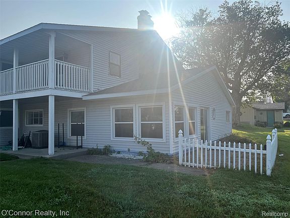 4th image of 2929 N River Rd