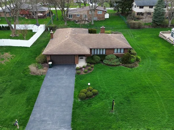 10S276 Hampshire Ln E, Willowbrook, IL 60527