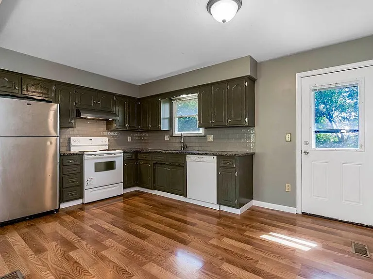 15021 W 150th Ter — Photo 3