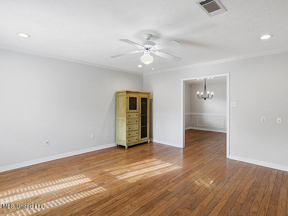 3rd image of 8 Greenwing Ct