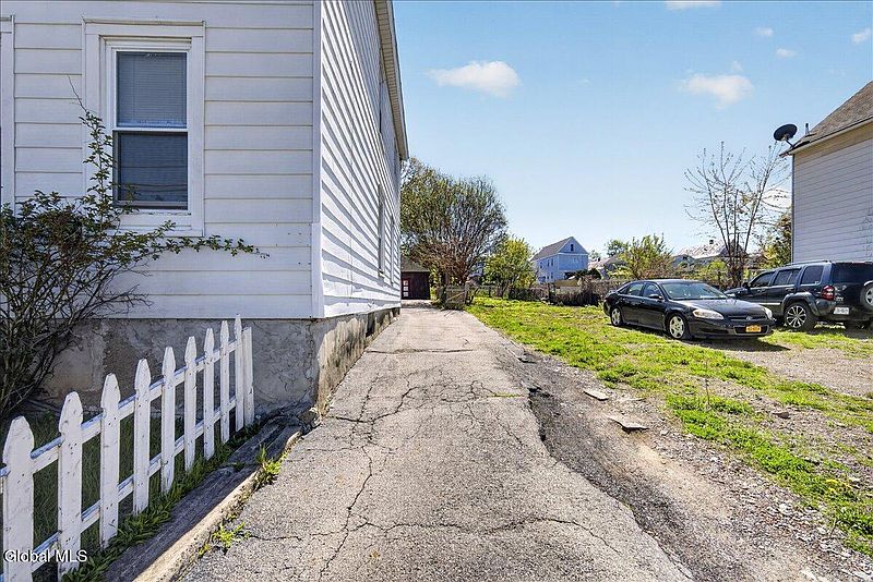 3rd image of 1620 Foster Avenue