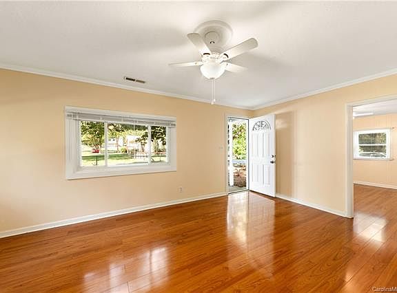4th image of 2131 Somerset Dr