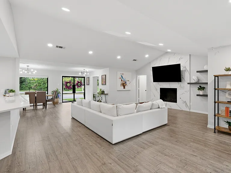 412 E Northgate Dr — Photo 2