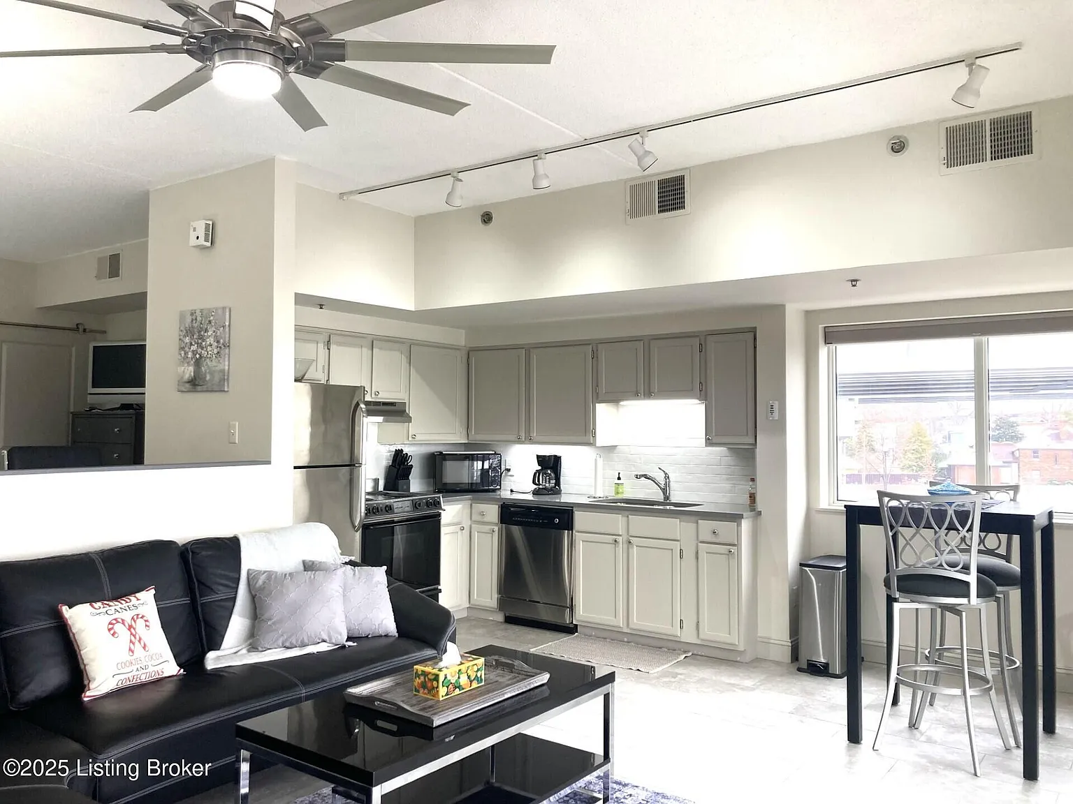 1 bed, 1.0 bath, 845 sqft, $1,775 — Photo 2