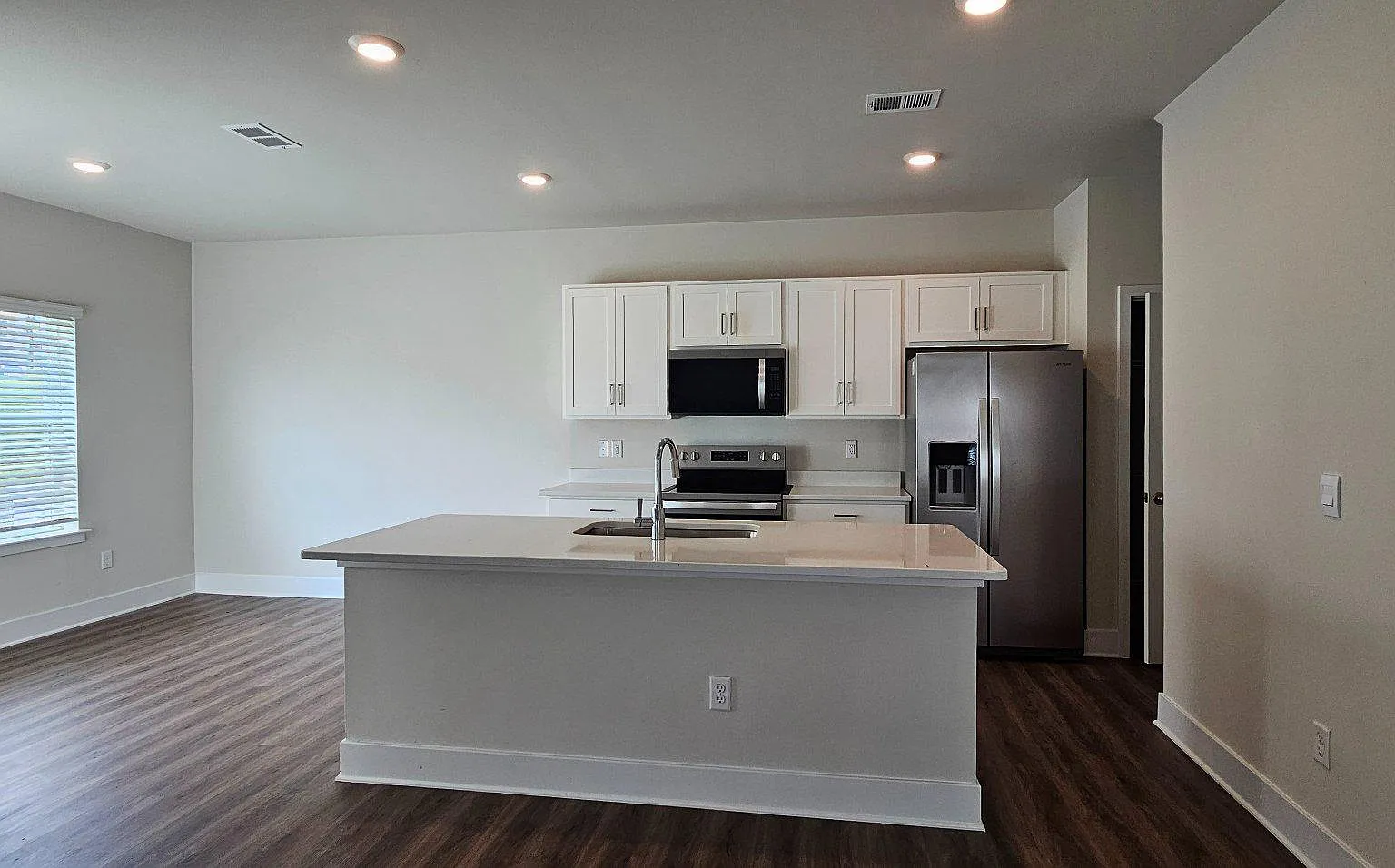 4 bed, 2.5 bath, 2006 sqft, $2,800 — Photo 3