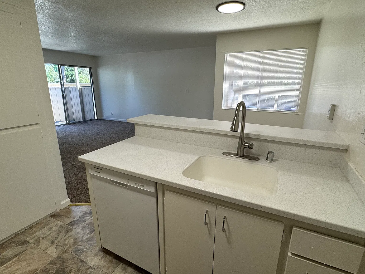 2 bed, 902 sqft, $2,300 — Photo 3