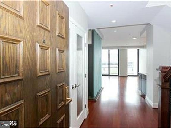 2nd image of 1300 Crystal Dr #Penthouse 1s