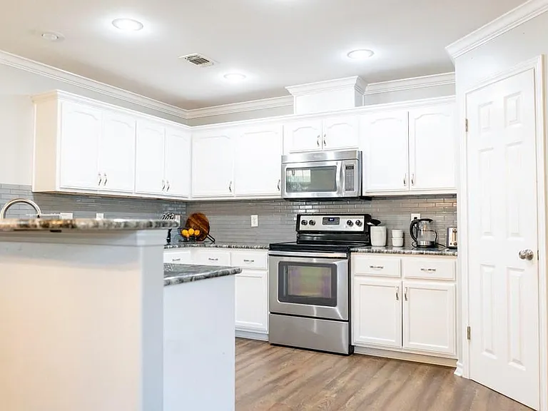 1215 Dorchester Dr — Photo 7