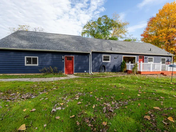 557 W James St, Lawrence, MI 49064