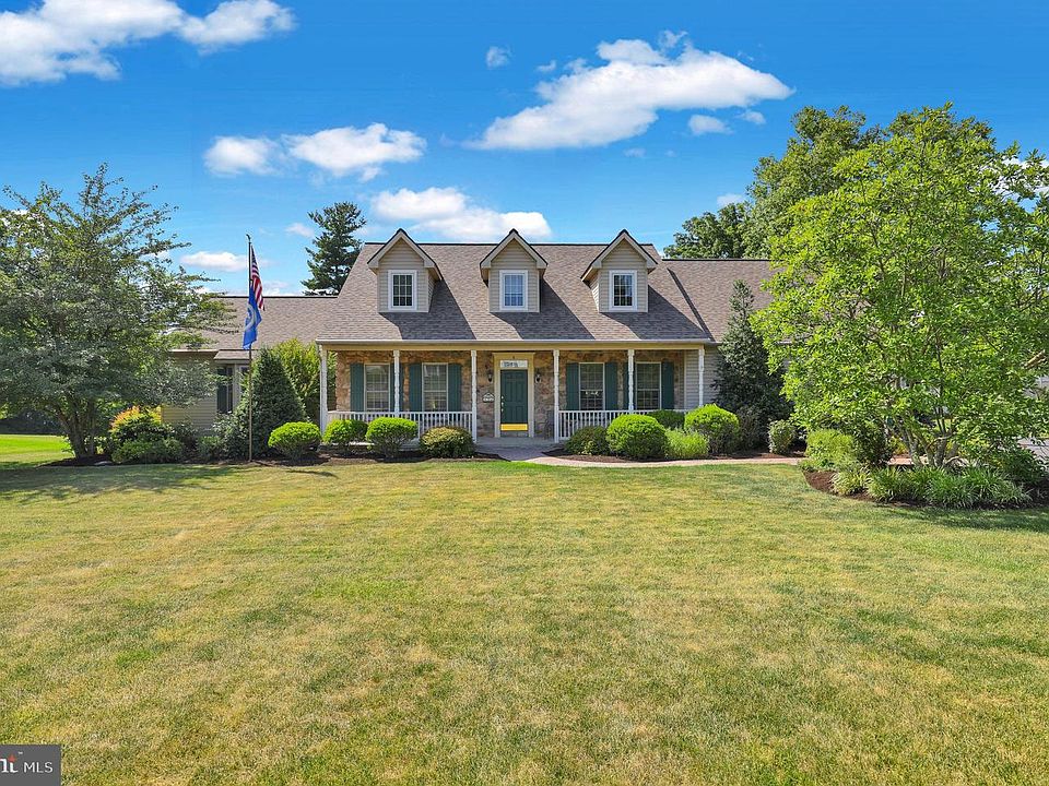 1st image of 8 Bentley Ln
