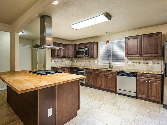 Beautiful island, tons of cabinets