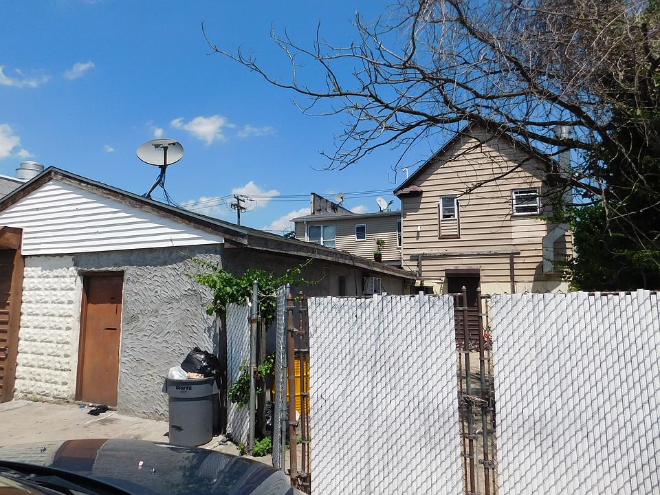 2nd image of 241 Nassau Rd