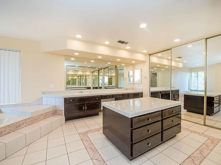2274 N Rockridge Pl — Photo 34