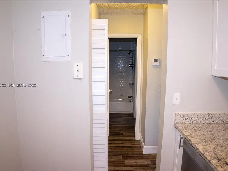 4240 Woodside Dr #4 — Photo 8