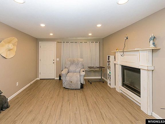 3rd image of 824 Connecticut Ave
