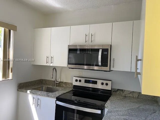 828 SW 20th Ave #2 — Photo 2