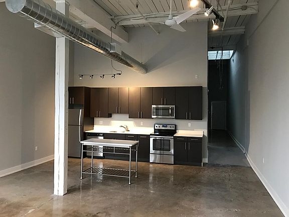 Kitchen w/ Island (2)