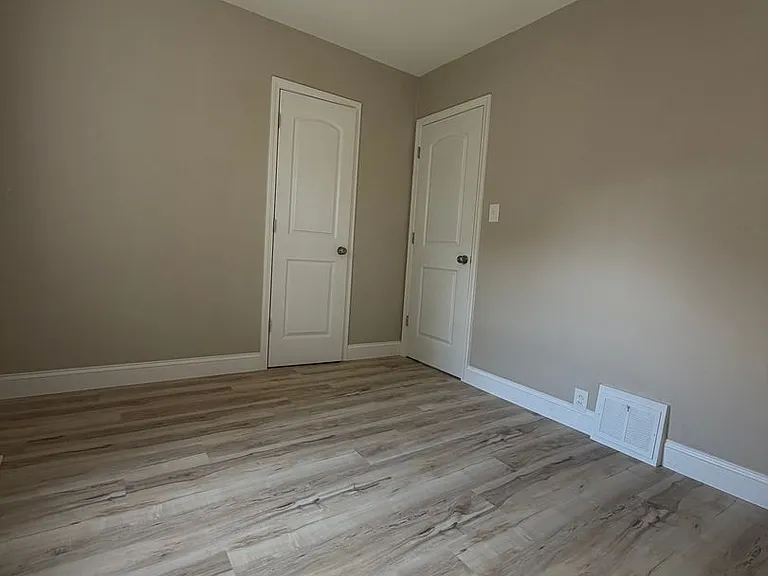 2556 Center St — Photo 9