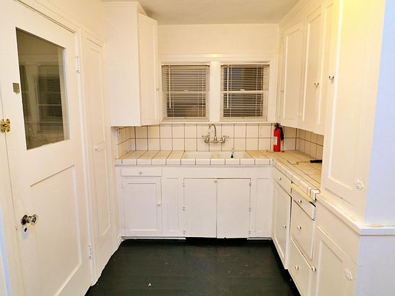 3rd image of 1015 S Cabrillo Ave