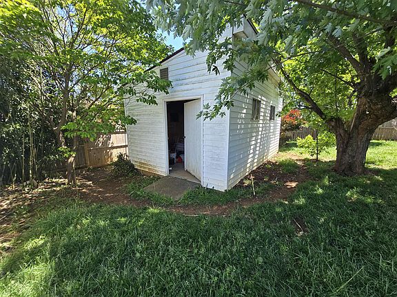 4th image of 912 Hemlock Rd