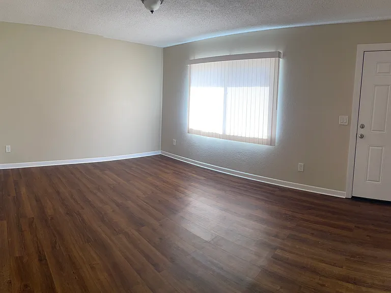 1719 Edgewater Dr — Photo 6