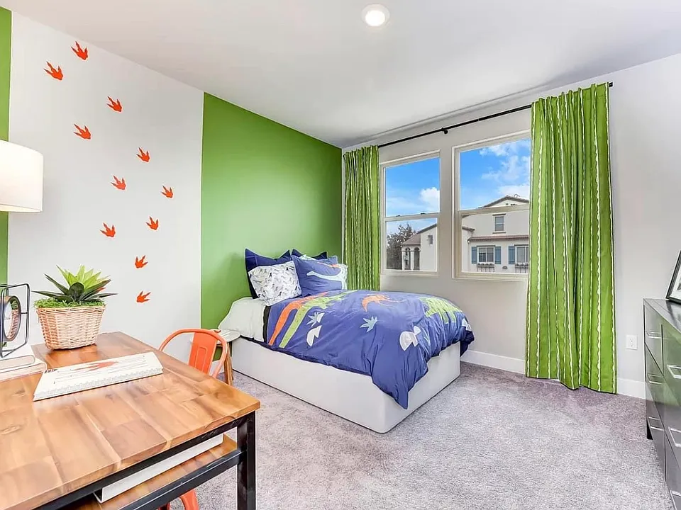 Upstairs Room with own full bathroom and with bathtub. Room fully furnished.