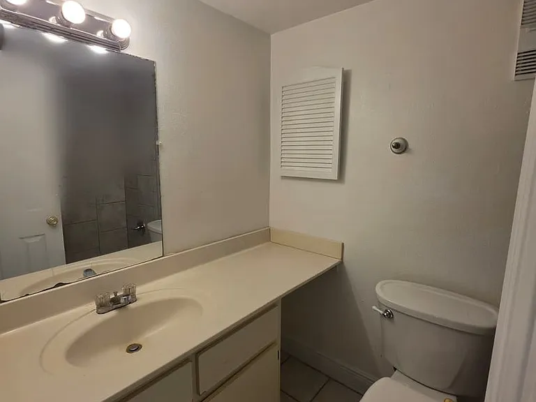 801 Sky Lake Cir #B — Photo 18