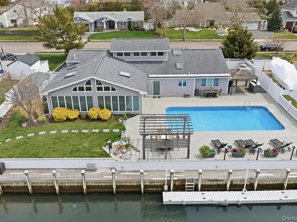 21 Shore Drive W, Copiague, NY 11726