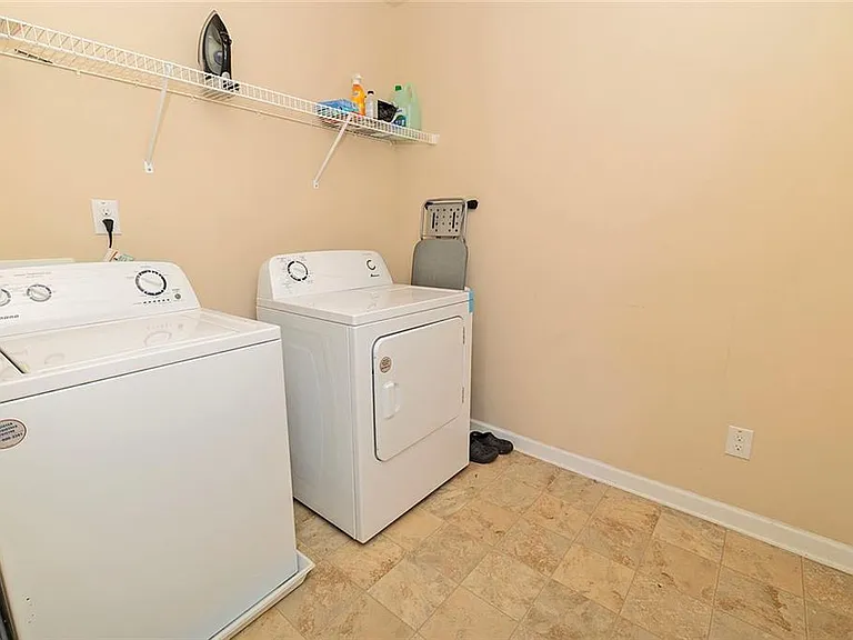 2084 Sawgrass Dr — Photo 16