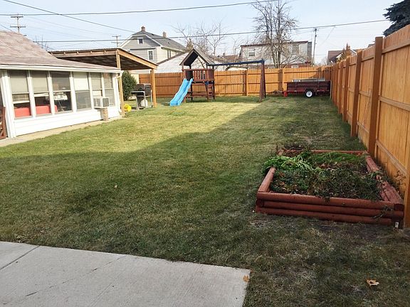 Backyard (fenced)