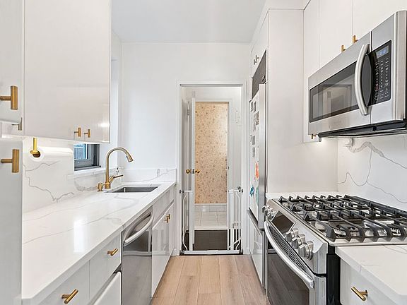 4th image of 160 E 65th St APT 14B
