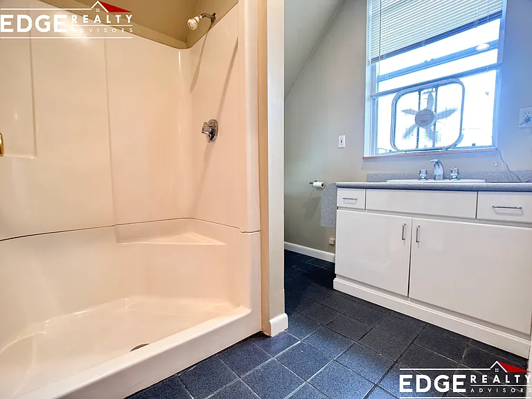 555 Washington St #3 — Photo 6