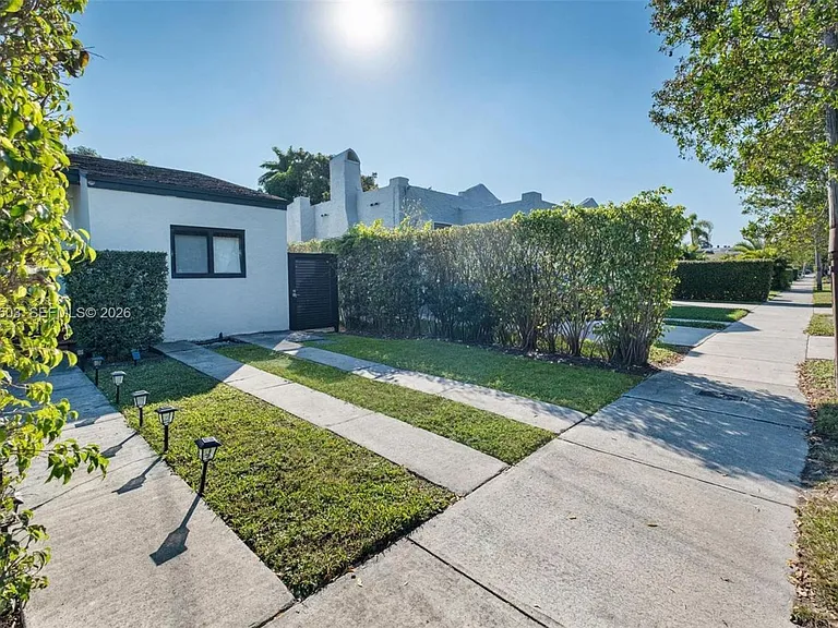 2520 SW 20th St #1 — Photo 7