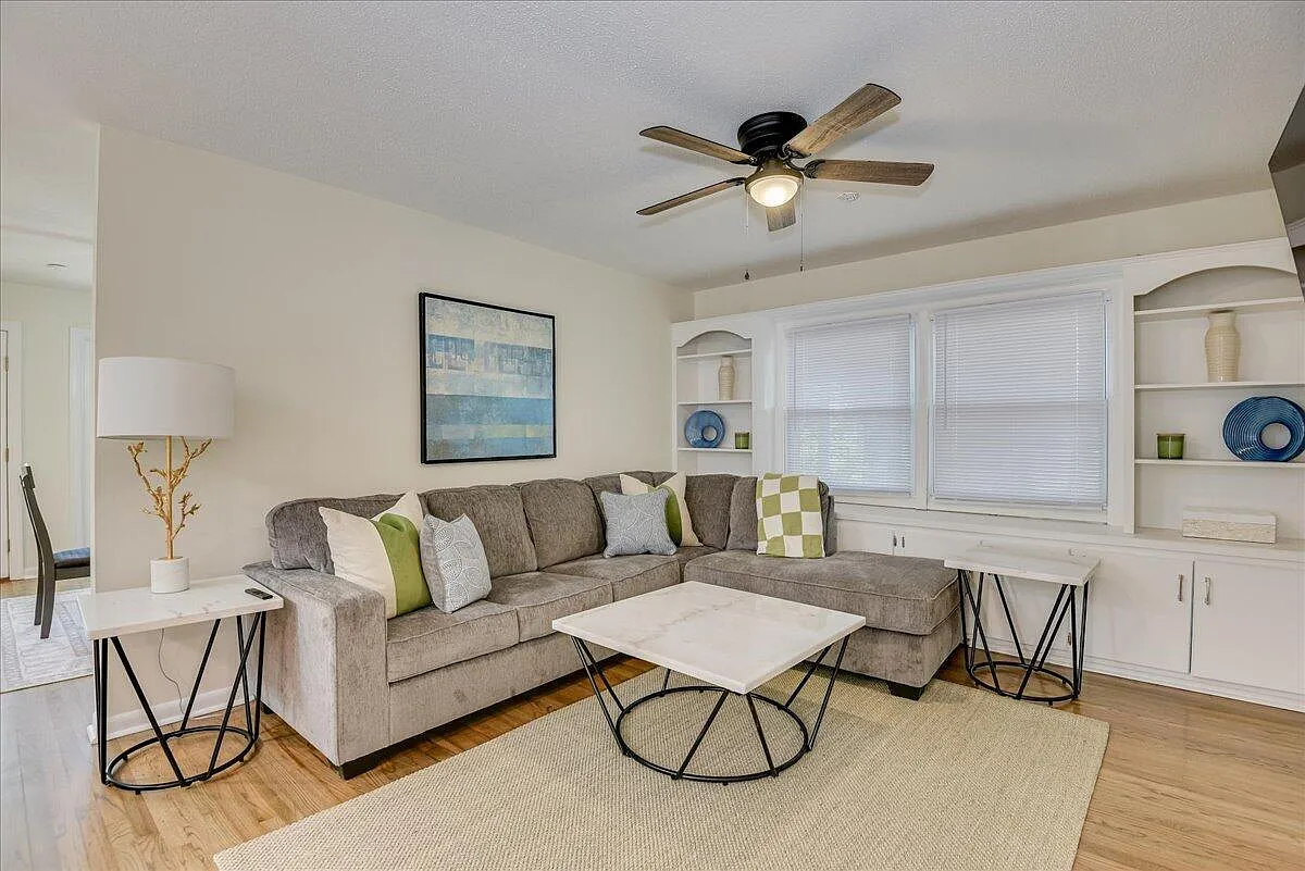 4 bed, 2.0 bath, 1659 sqft, $2,495 — Photo 4