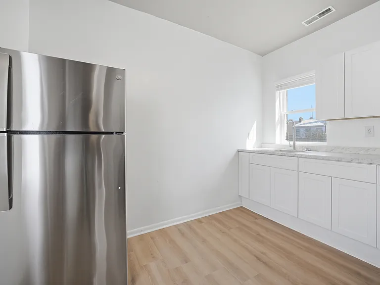 605 Dinwiddie St #B — Photo 8