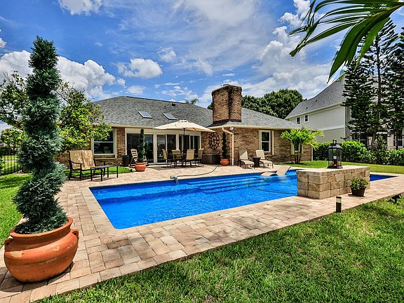 2nd image of 2009 Country Club Dr