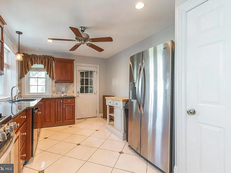 620 E Hector St — Photo 8
