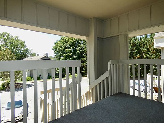 3rd image of 804 Abbey Cir