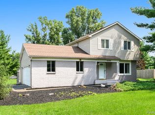9391 White Lake Rd, Fenton, MI 48430