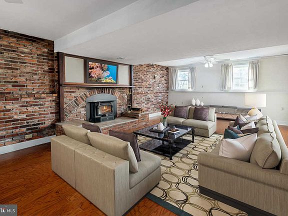 3rd image of 120 Giddings Ave