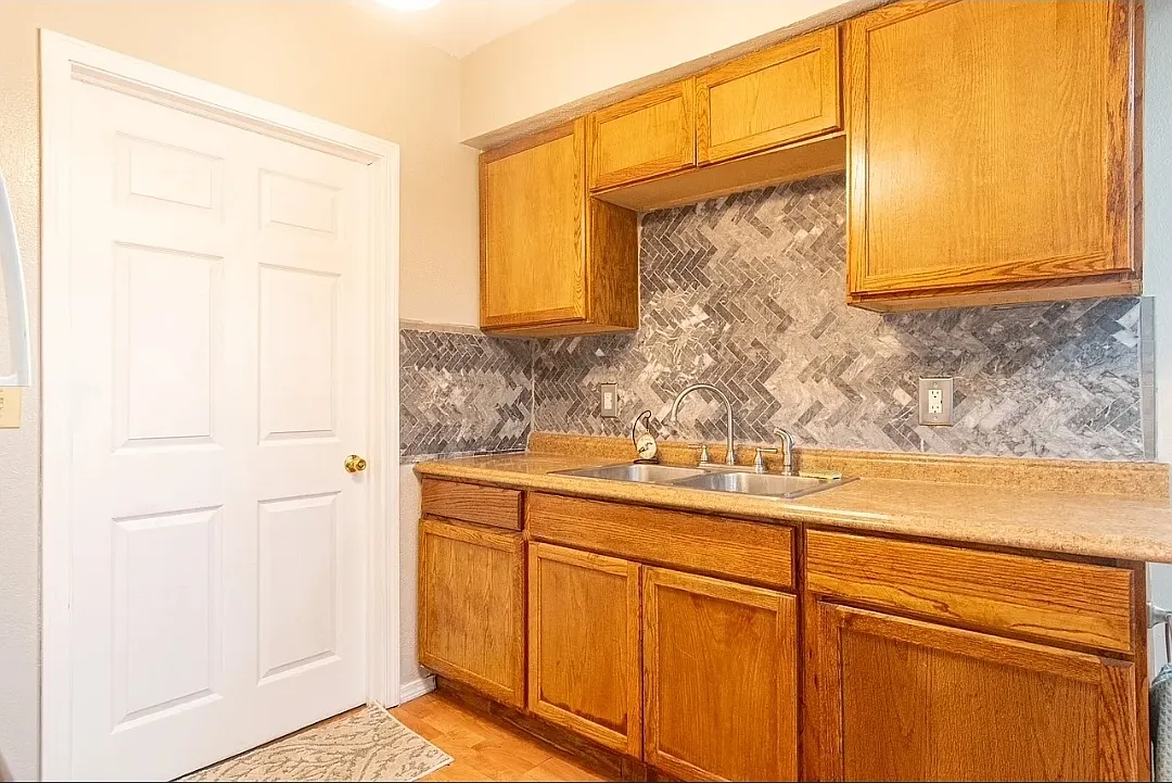 2 bed, 820 sqft, $1,300 — Photo 2